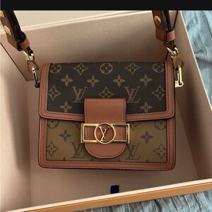 Hello, I’m selling a Louis Vuitton Mini Dauphine